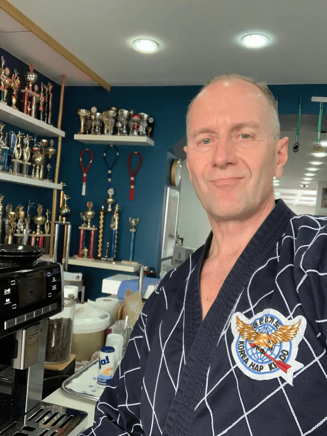 Trainingsraum von Defense Zone mit Pokalregal und Hapkido-Abzeichen
