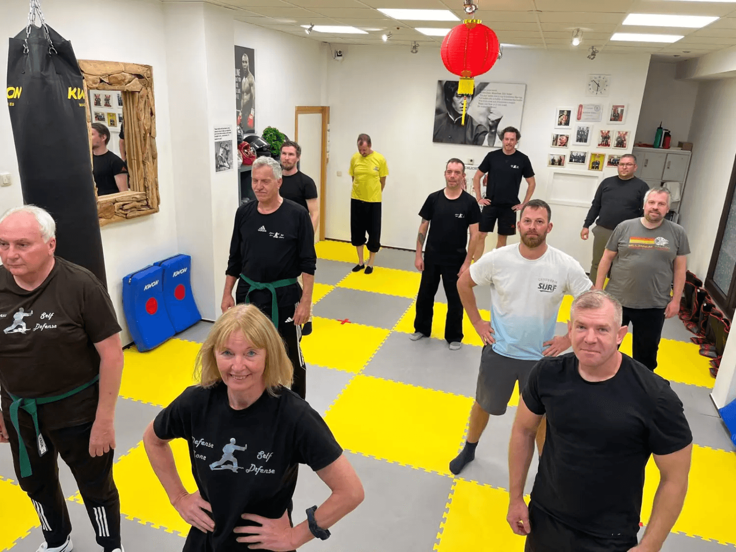 Gruppenfoto der Trainingsgemeinschaft von Defense Zone im Studio